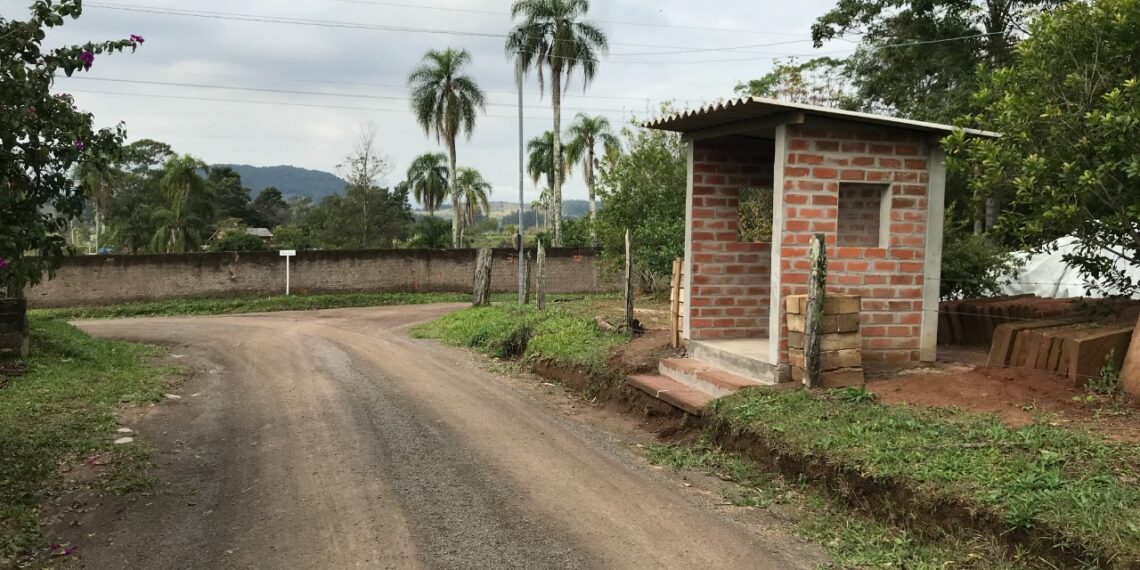 Moradores de Araricá constroem ponto de ônibus para estudantes