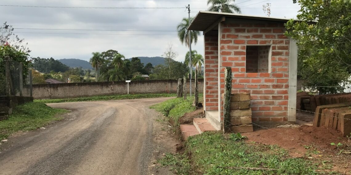 Moradores de Araricá constroem ponto de ônibus para estudantes