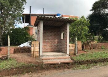Moradores de Araricá constroem ponto de ônibus para estudantes