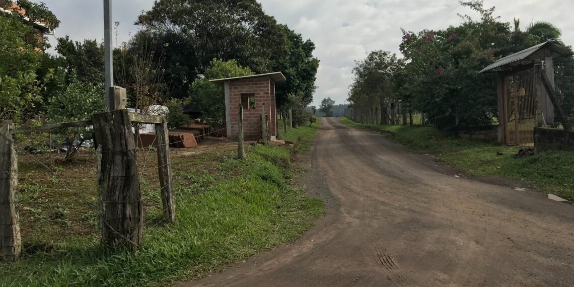 Moradores de Araricá constroem ponto de ônibus para estudantes