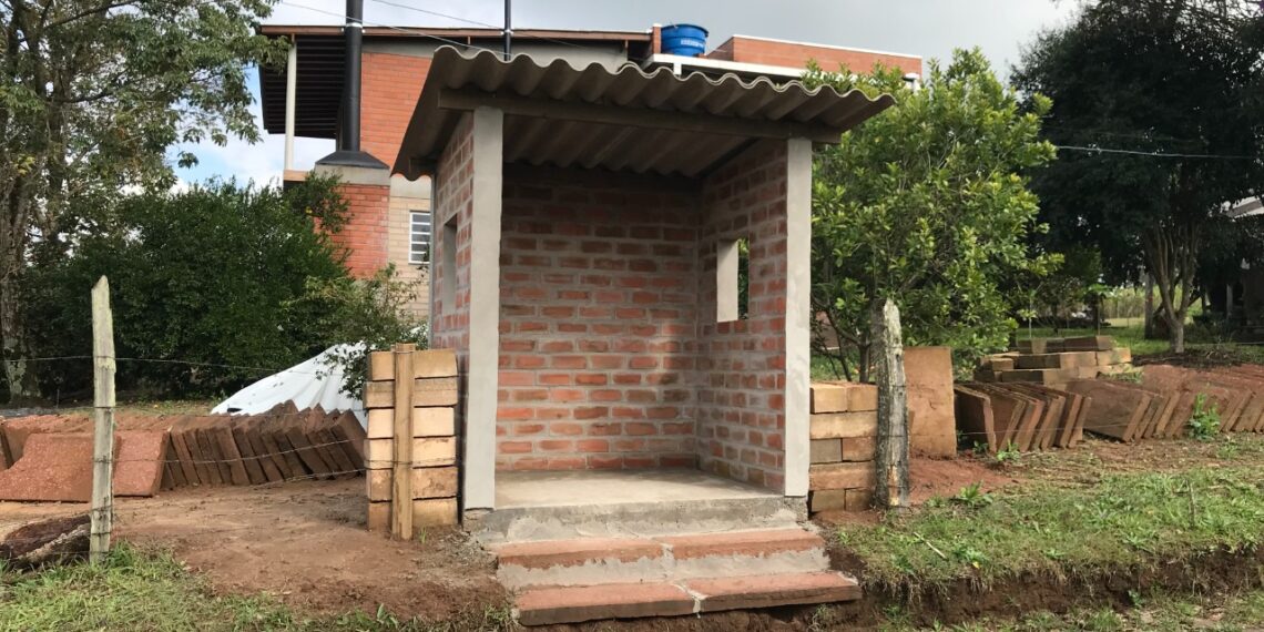 Moradores de Araricá constroem ponto de ônibus para estudantes