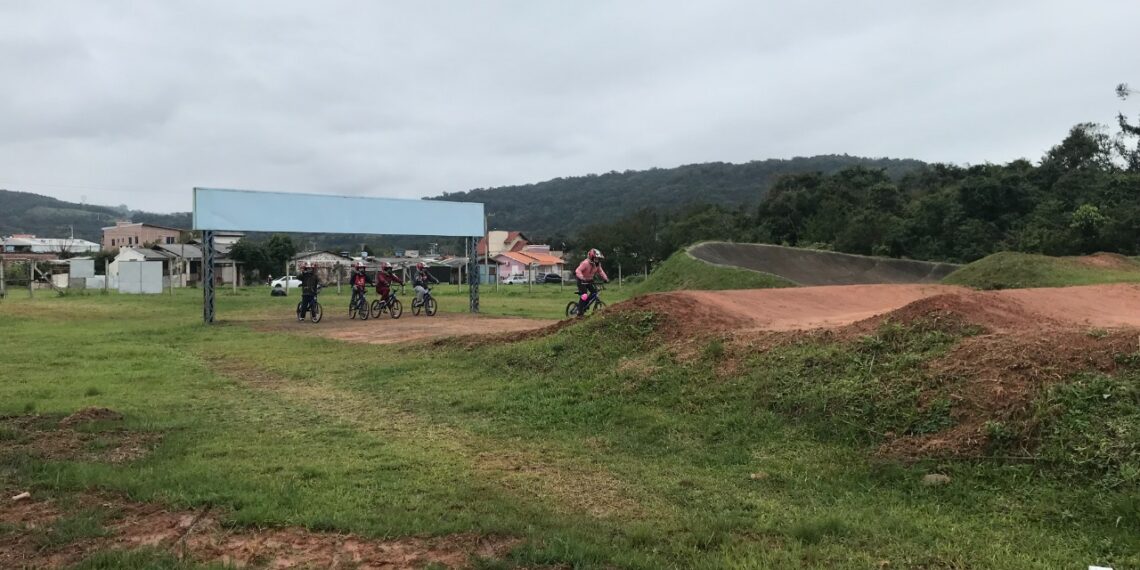 Aulas de bicicross na escola 28 de Fevereiro já têm mais de 30 alunos