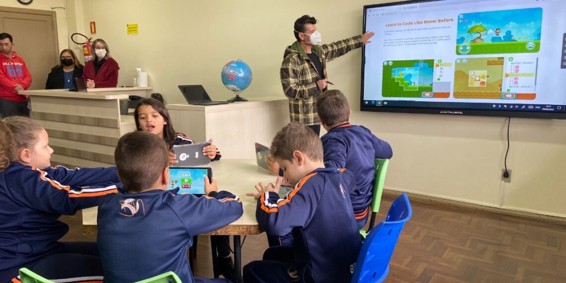 Campo Bom adquire uma nova geração de telas interativas para escolas de ensino fundamental