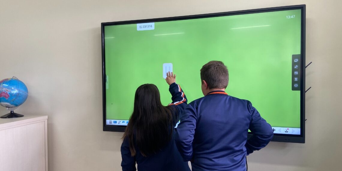 Campo Bom adquire uma nova geração de telas interativas para escolas de ensino fundamental