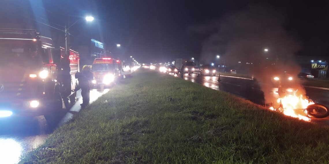 Motocicleta pega fogo após acidente com bicicleta na RS-239 em Sapiranga