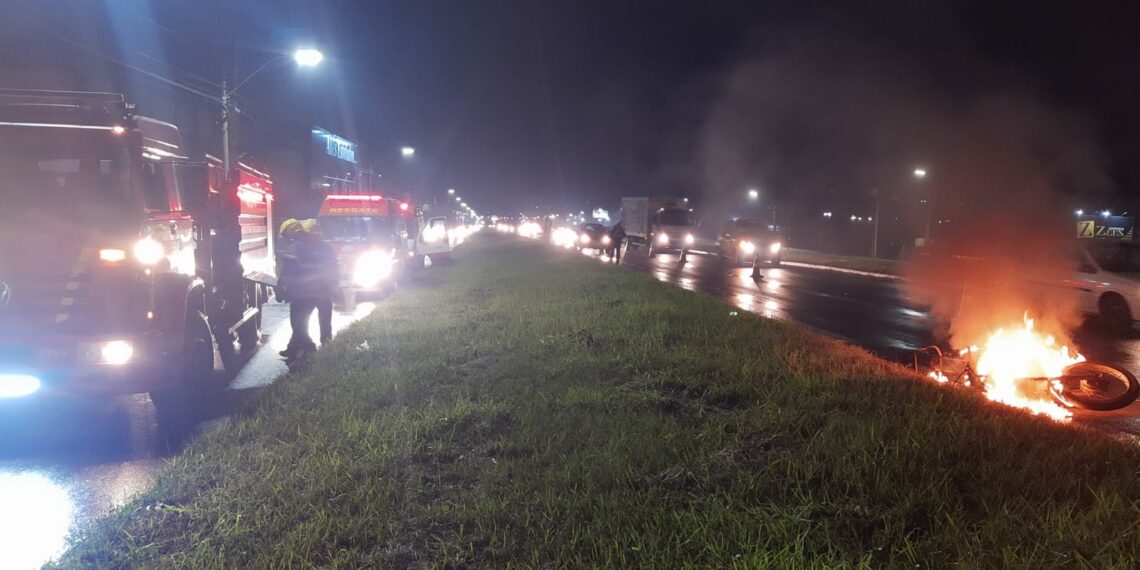 Motocicleta pega fogo após acidente com bicicleta na RS-239 em Sapiranga