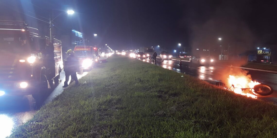 Motocicleta pega fogo após acidente com bicicleta na RS-239 em Sapiranga