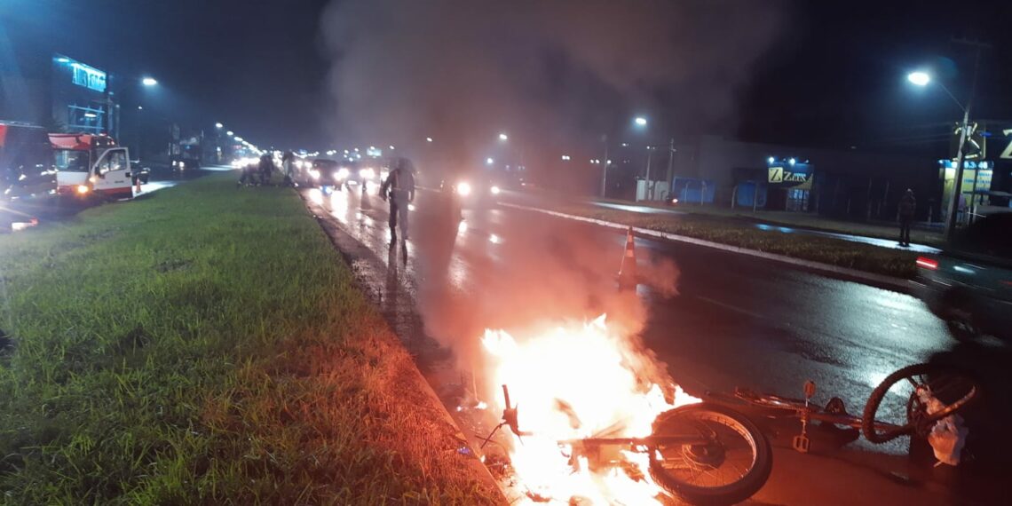 Motocicleta pega fogo após acidente com bicicleta na RS-239 em Sapiranga