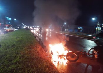 Motocicleta pega fogo após acidente com bicicleta na RS-239 em Sapiranga