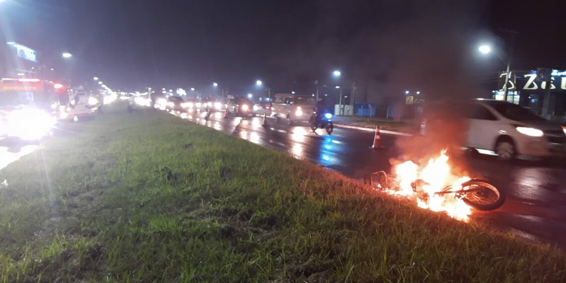 Motocicleta pega fogo após acidente com bicicleta na RS-239 em Sapiranga