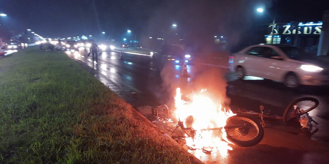 Motocicleta pega fogo após acidente com bicicleta na RS-239 em Sapiranga