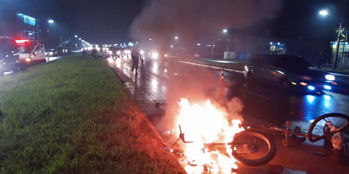 Motocicleta pega fogo após acidente com bicicleta na RS-239 em Sapiranga