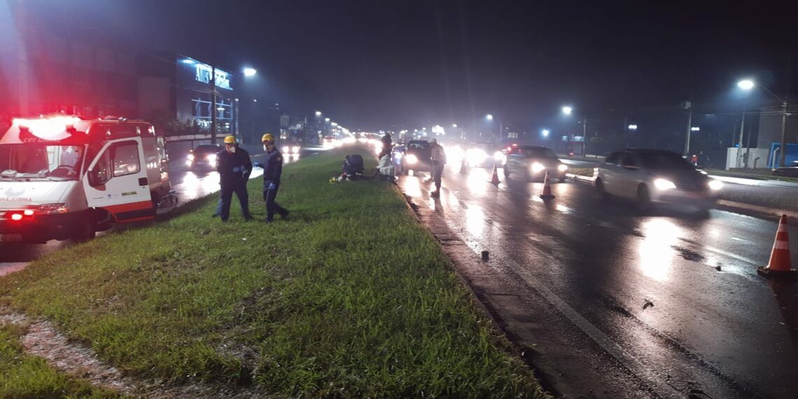 Motocicleta pega fogo após acidente com bicicleta na RS-239 em Sapiranga