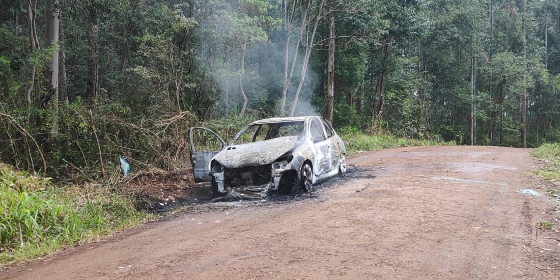 Bandidos sequestram motorista e incendeiam veículo em Sapiranga