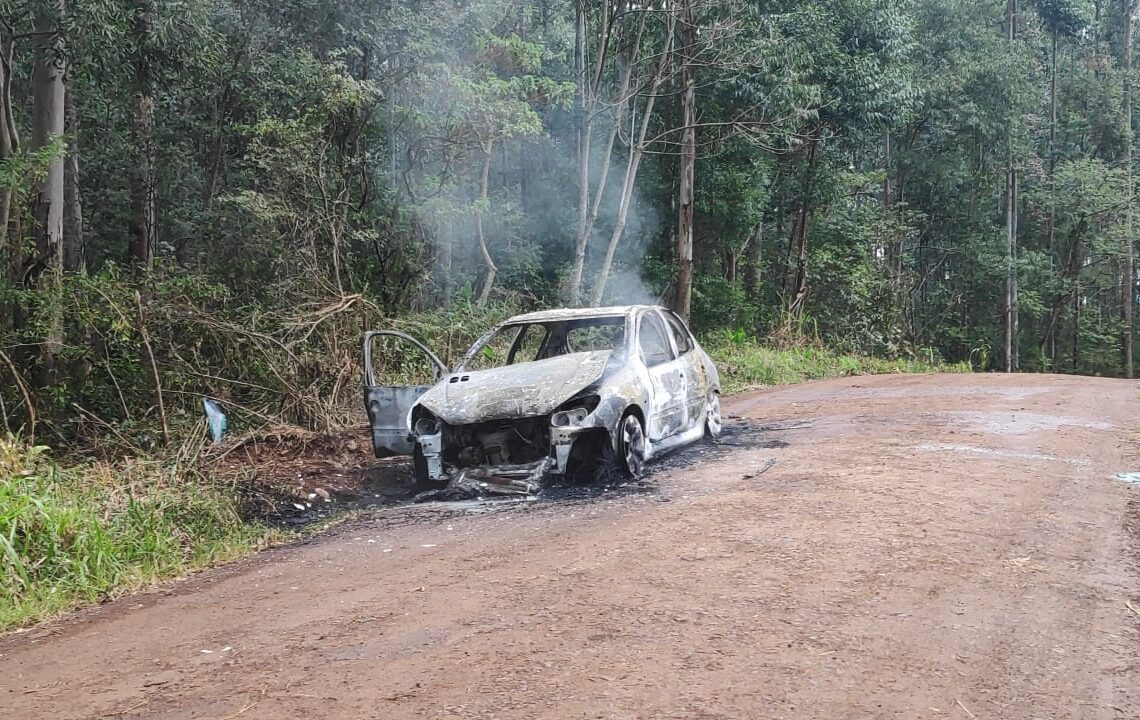 Veículo foi incendiado em estrada da localidade de Picada São Jacó