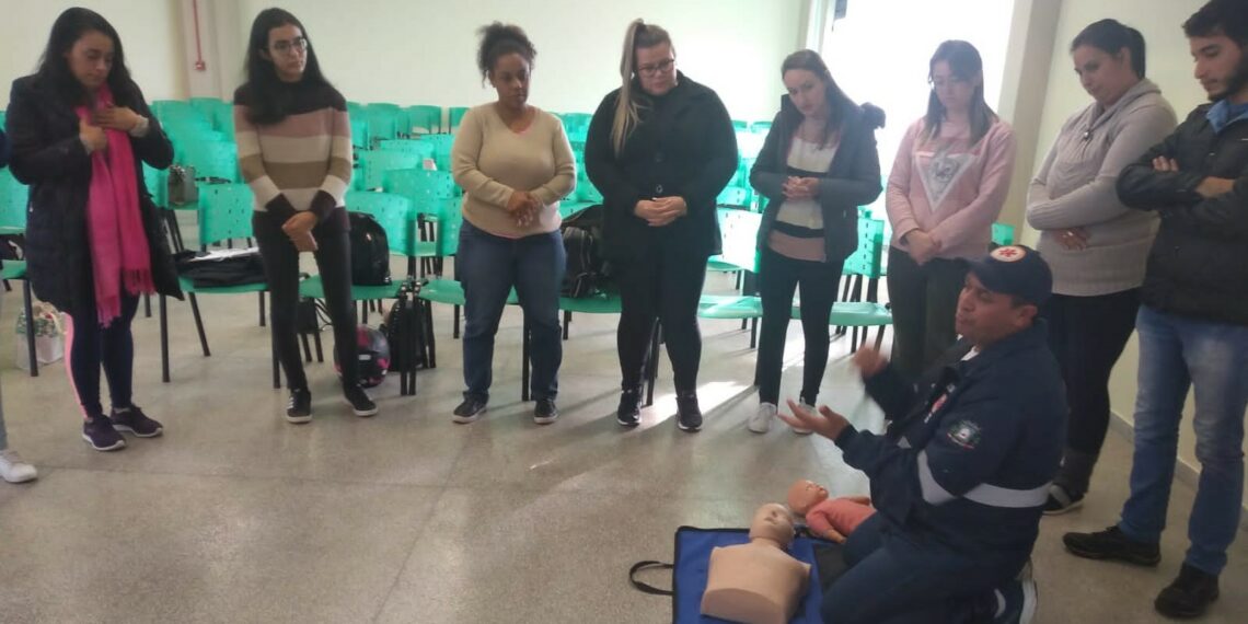 Projeto Escola Segura repassa noções de primeiros socorros para profissionais da educação de Campo Bom