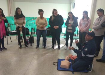 Projeto Escola Segura repassa noções de primeiros socorros para profissionais da educação de Campo Bom