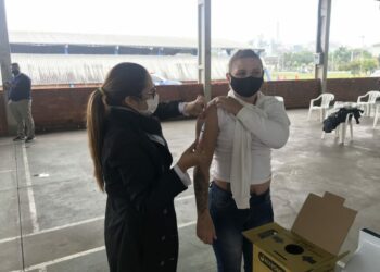 4° dose da vacina contra a Covid-19 está disponível para pessoas acima de 40 anos em Sapiranga