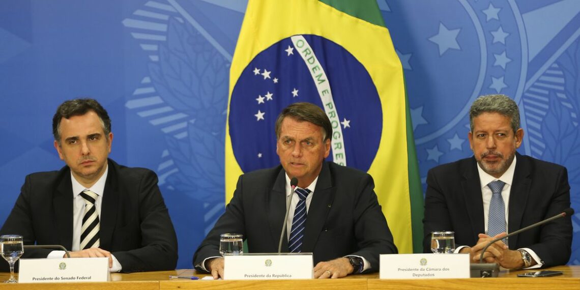 Governo anuncia medidas para conter alta dos combustíveis