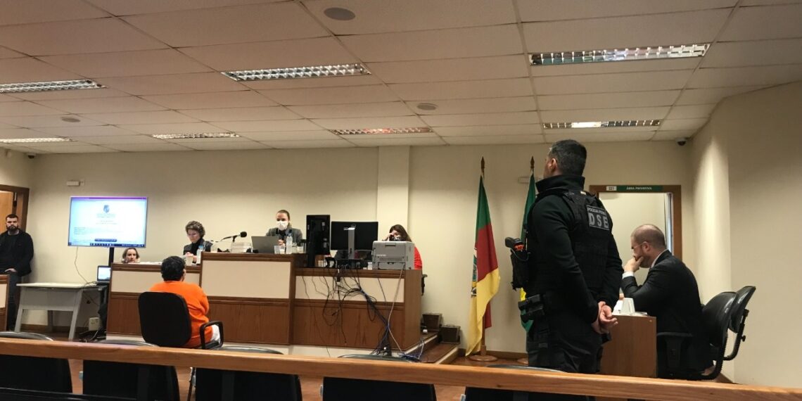Mulher que matou companheiro com facada alega legítima defesa e tem redução de pena
