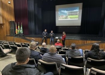 Prefeitura de Sapiranga realiza reunião para que empresas ordenem cabos e fios nos postes de energia