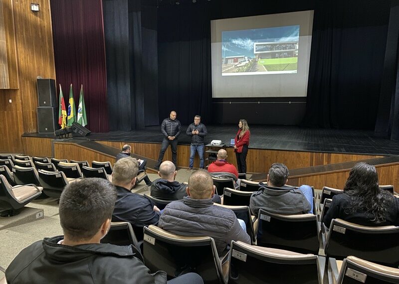 Prefeitura de Sapiranga realiza reunião para que empresas ordenem cabos e fios nos postes de energia