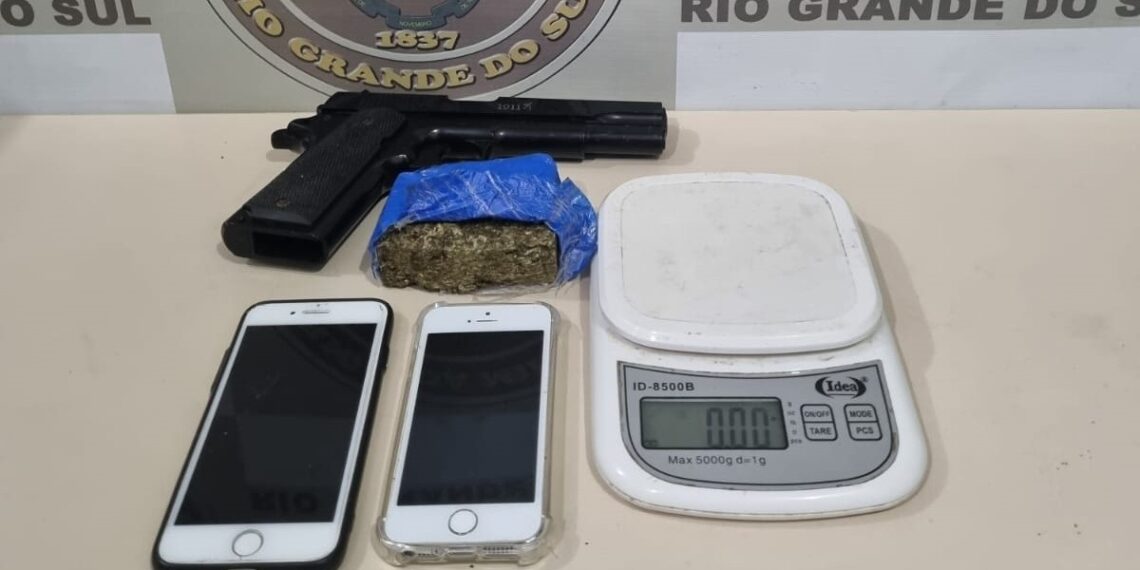 Com simulacro na cintura, rapaz é preso por posse de drogas em Sapiranga