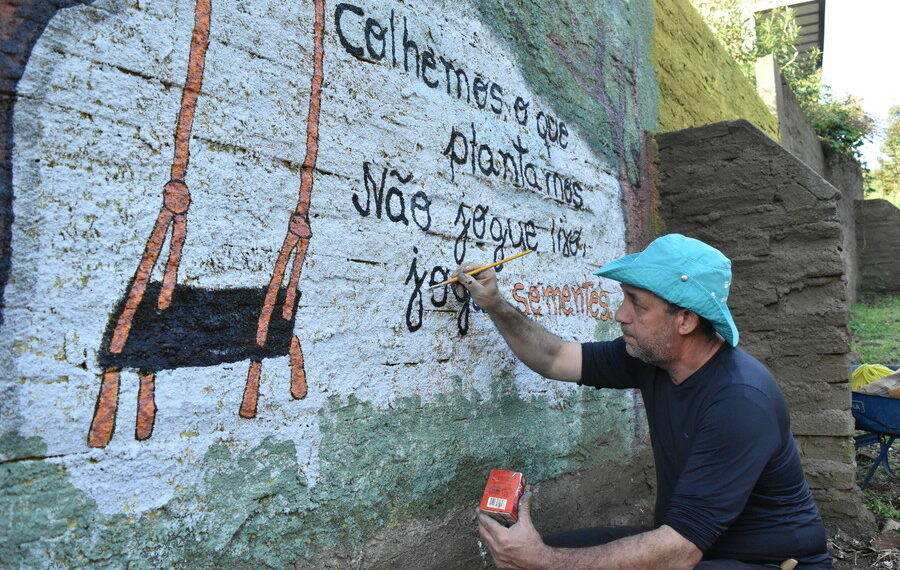 Muro do Cemeam ganha cor através das artes dos estudantes de Sapiranga