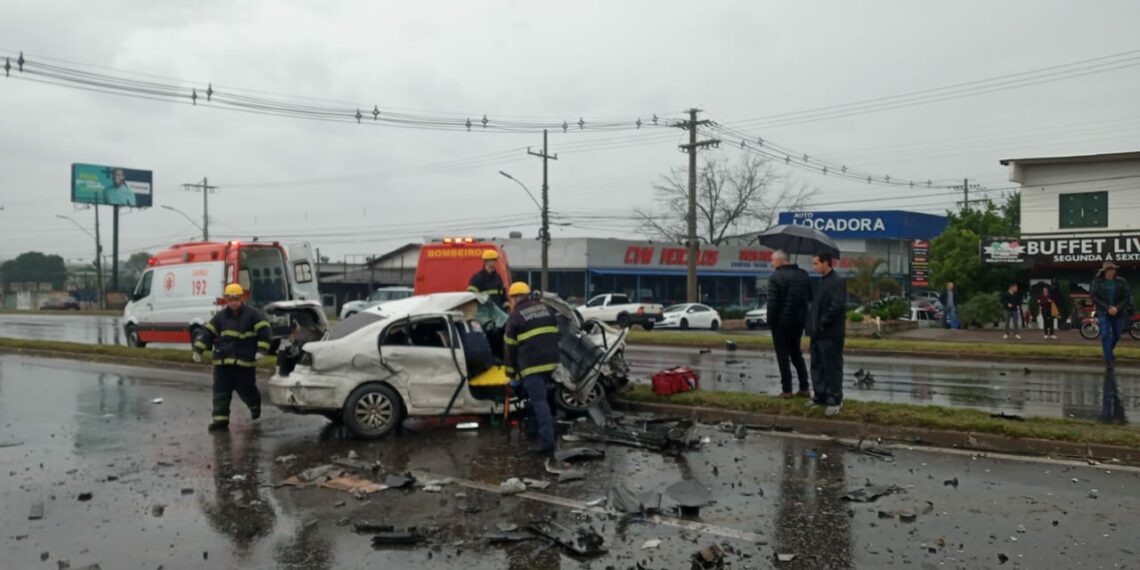 Grave acidente com quatro veículos deixa motorista ferido e congestionamento na RS-239