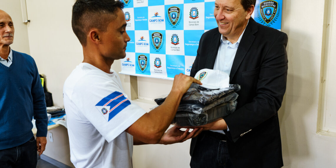 Guardas municipais de Campo Bom recebem uniformes