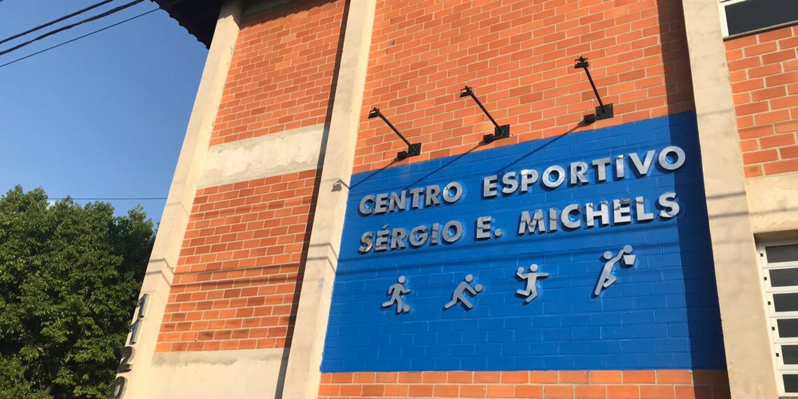 Escola de Sapiranga homenageia ex-diretor em nomeação de ginásio