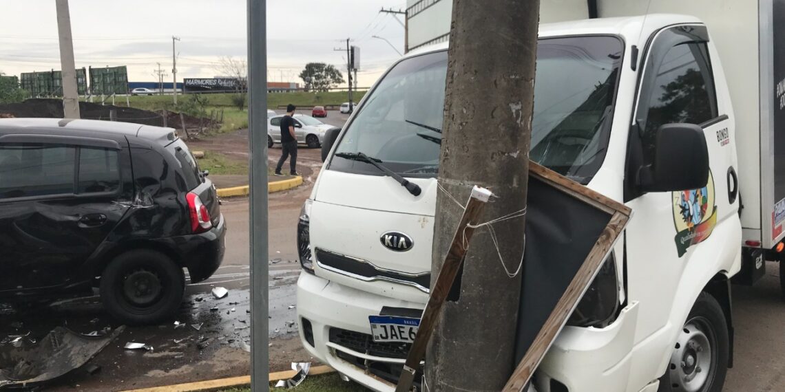 Acidente envolve carro e caminhão em Sapiranga