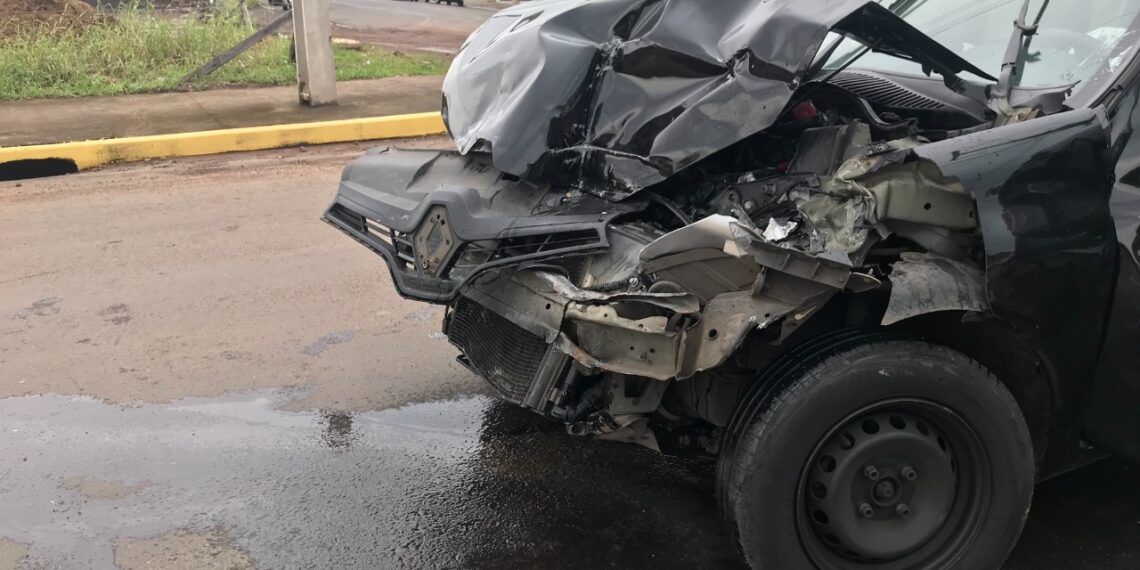 Acidente envolve carro e caminhão em Sapiranga