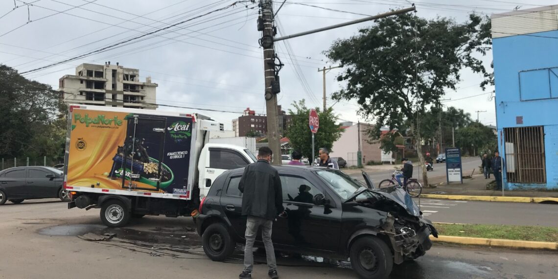 Acidente envolve carro e caminhão em Sapiranga