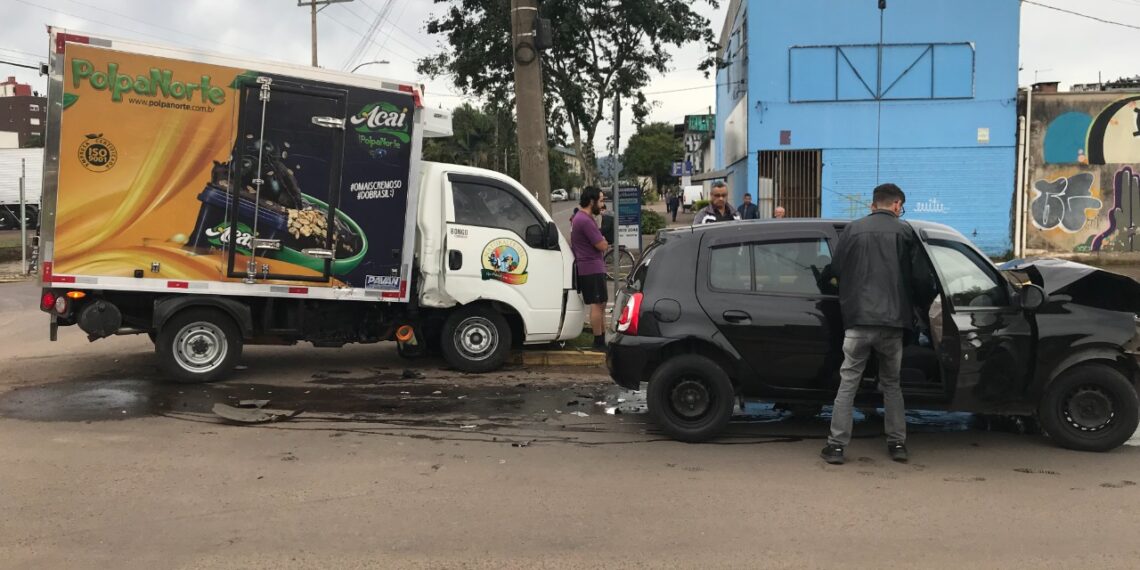 Acidente envolve carro e caminhão em Sapiranga