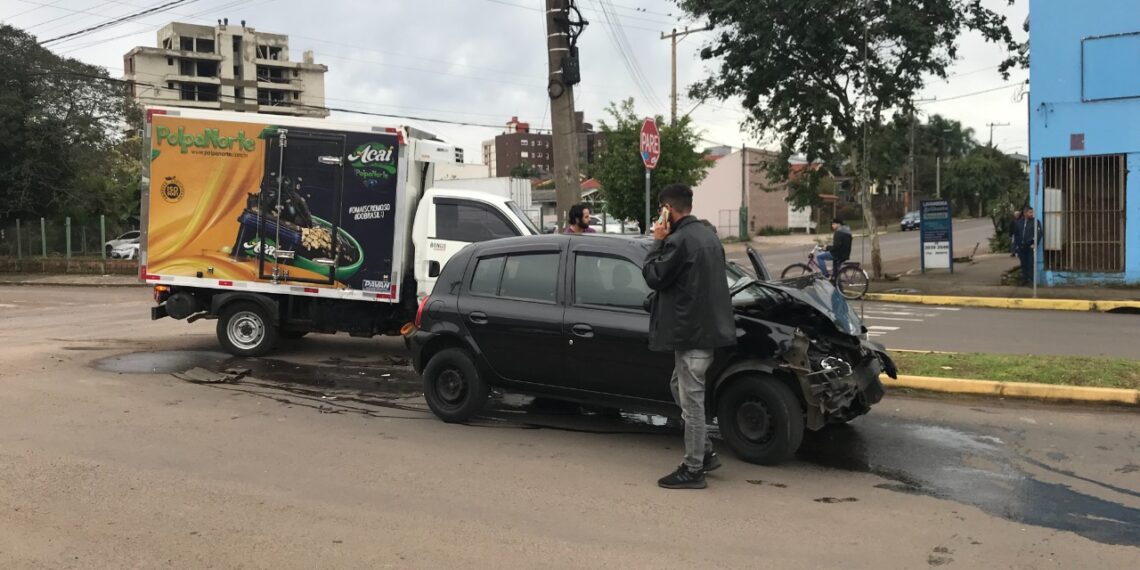 Acidente envolve carro e caminhão em Sapiranga