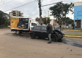 Acidente envolve carro e caminhão em Sapiranga