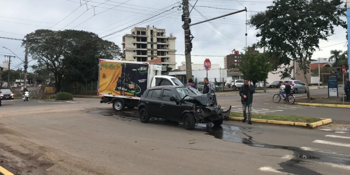 Acidente envolve carro e caminhão em Sapiranga