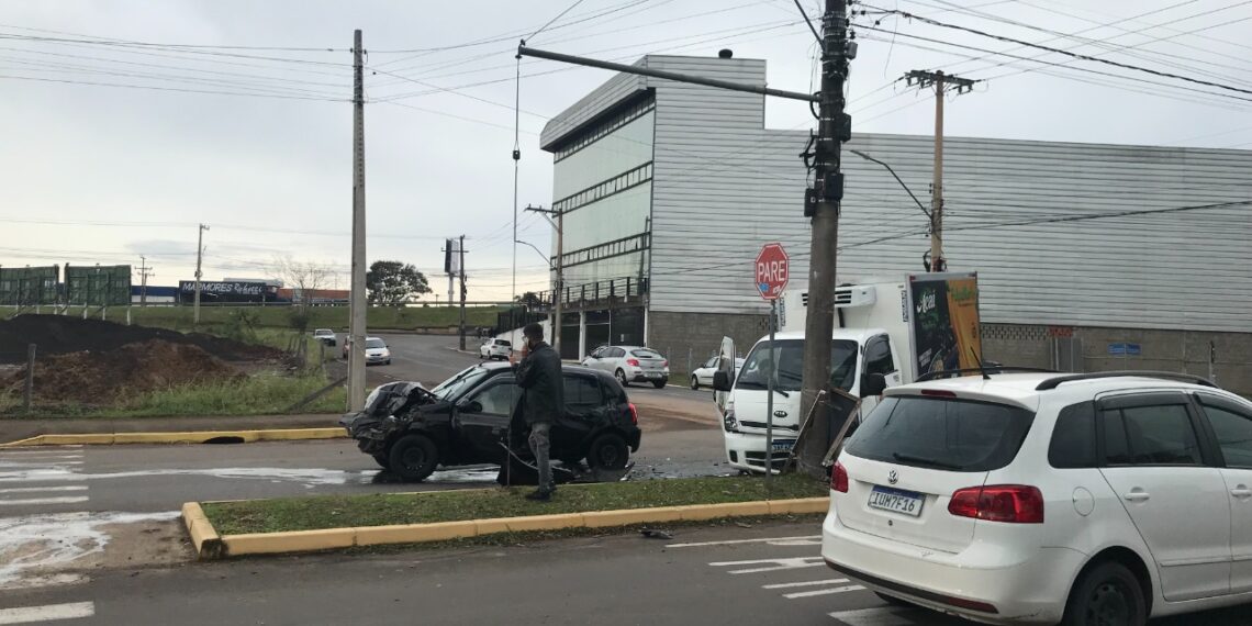 Acidente envolve carro e caminhão em Sapiranga
