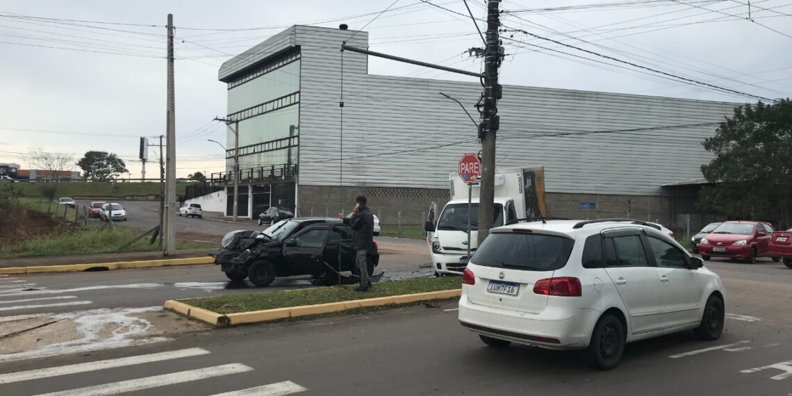 Acidente envolve carro e caminhão em Sapiranga