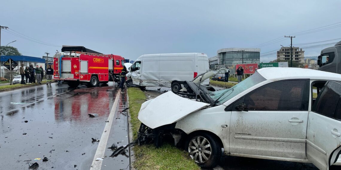 Grave acidente com quatro veículos deixa motorista ferido e congestionamento na RS-239