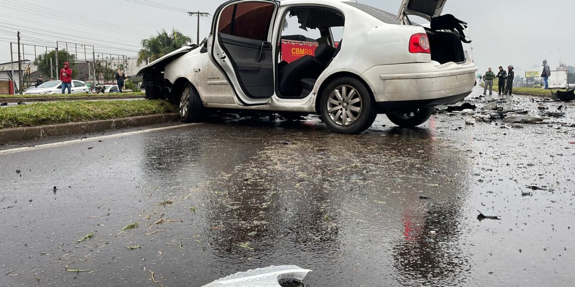 Grave acidente com quatro veículos deixa motorista ferido e congestionamento na RS-239