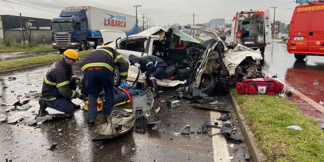 Grave acidente com quatro veículos deixa motorista ferido e congestionamento na RS-239