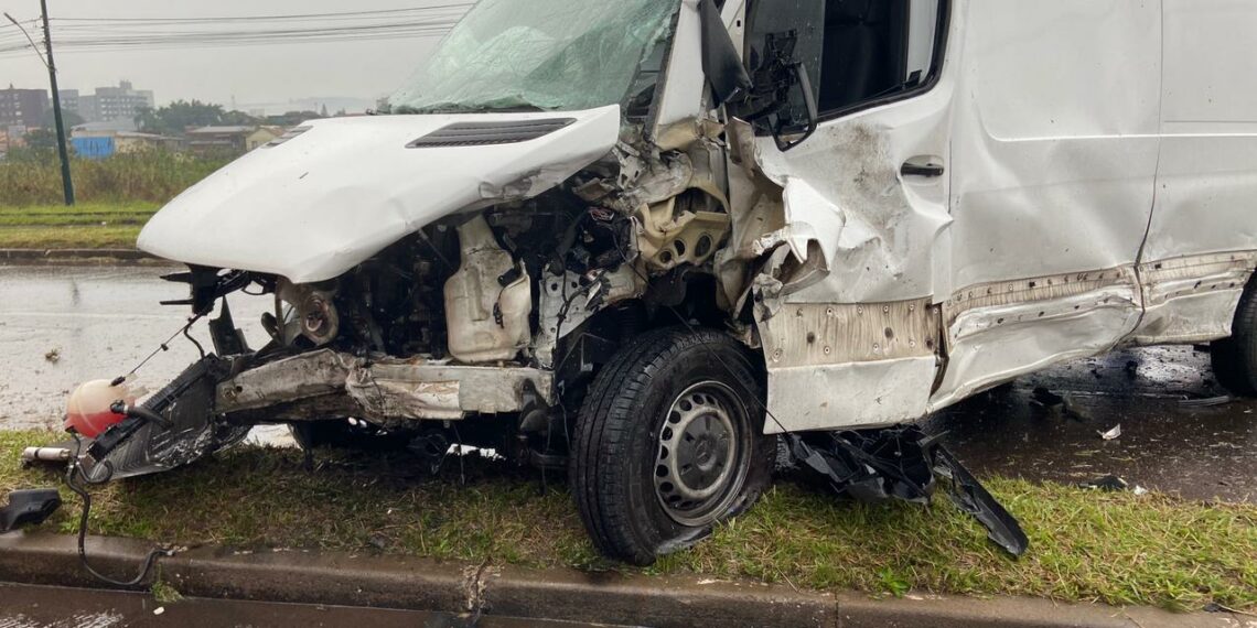 Grave acidente com quatro veículos deixa motorista ferido e congestionamento na RS-239