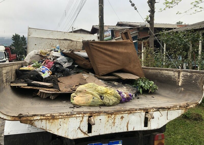 Sapiranga intensifica limpeza e recolhimento de descarte irregular de lixo em rua do bairro Voo Livre