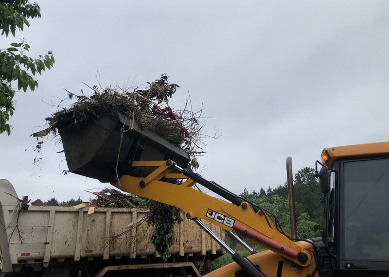 Sapiranga intensifica limpeza e recolhimento de descarte irregular de lixo em rua do bairro Voo Livre