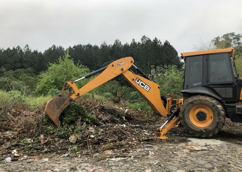 Sapiranga intensifica limpeza e recolhimento de descarte irregular de lixo em rua do bairro Voo Livre