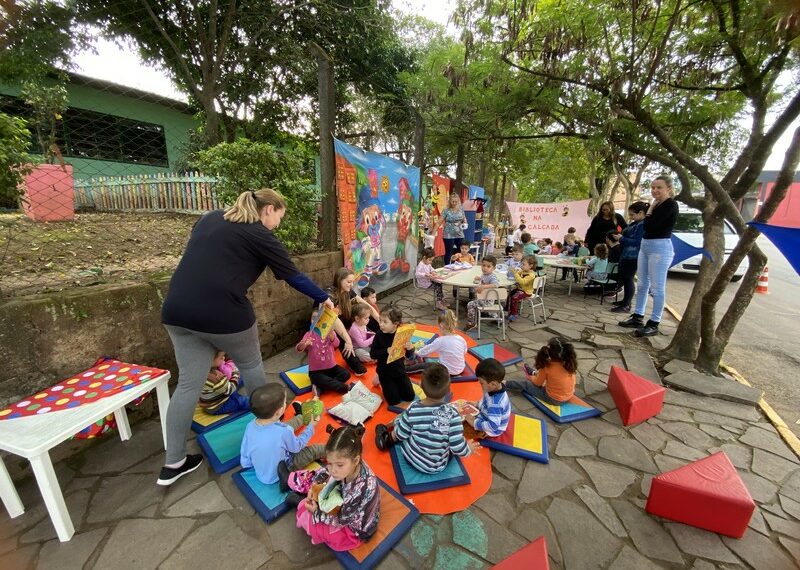 Alunos de Unidade de Educação Infantil de Sapiranga participam de ‘Biblioteca na Calçada’