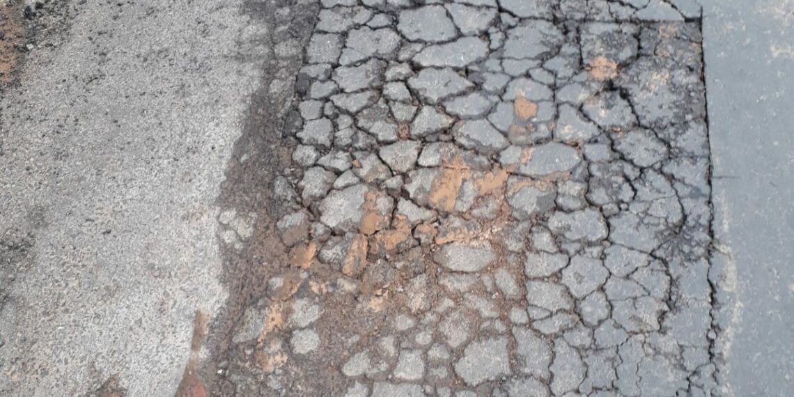 História se repete e asfaltos apresentam diversas rachaduras em bairros de Araricá