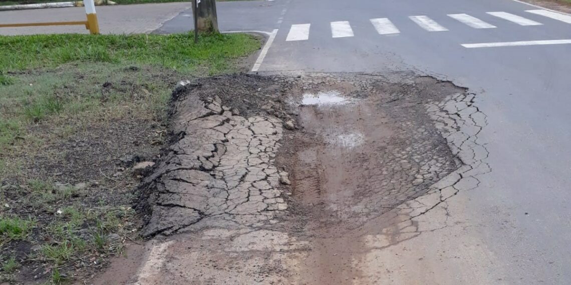 História se repete e asfaltos apresentam diversas rachaduras em bairros de Araricá